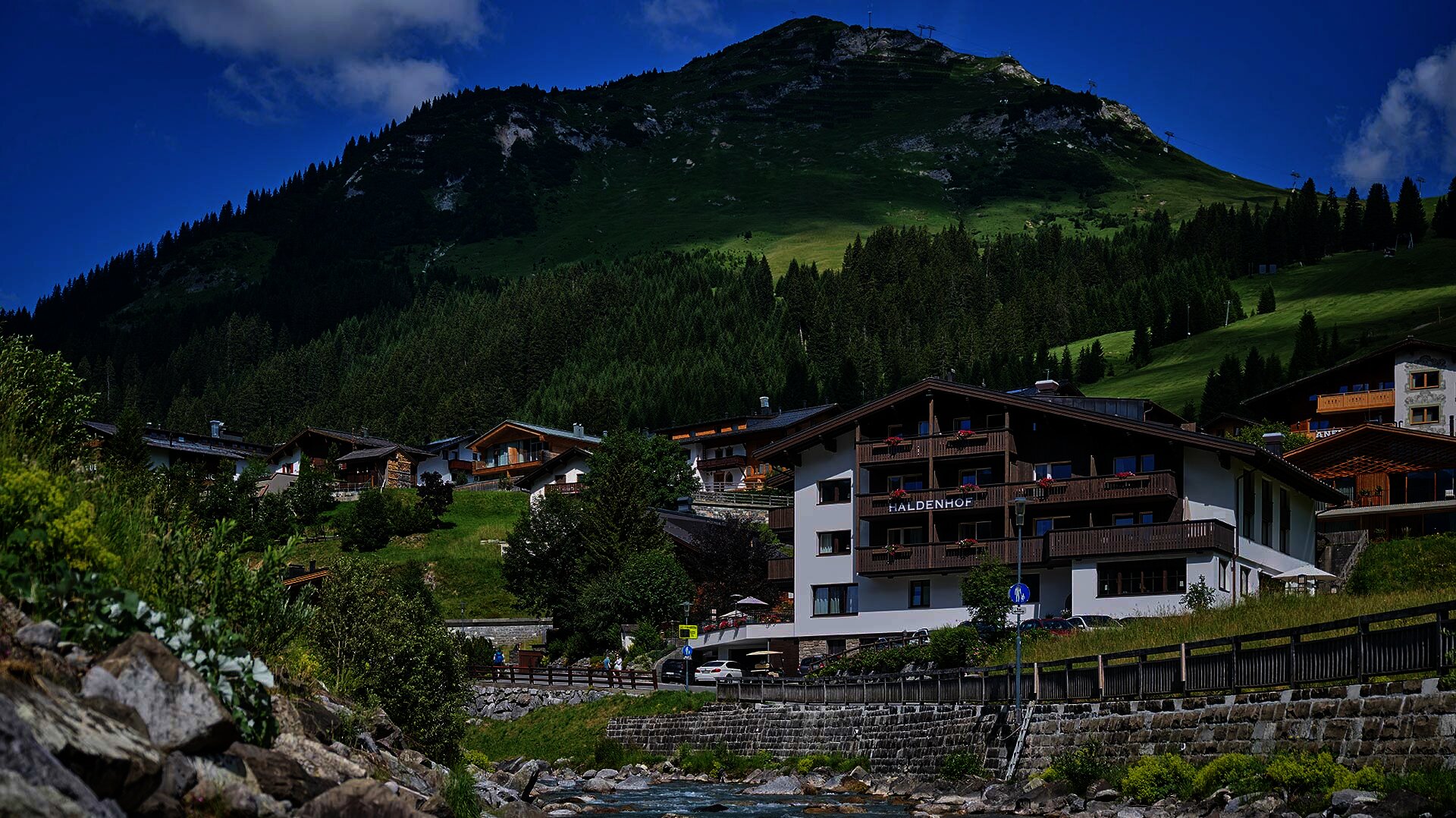 Hausansicht Hotel Haldenhof im Sommer in Lech am Arlberg