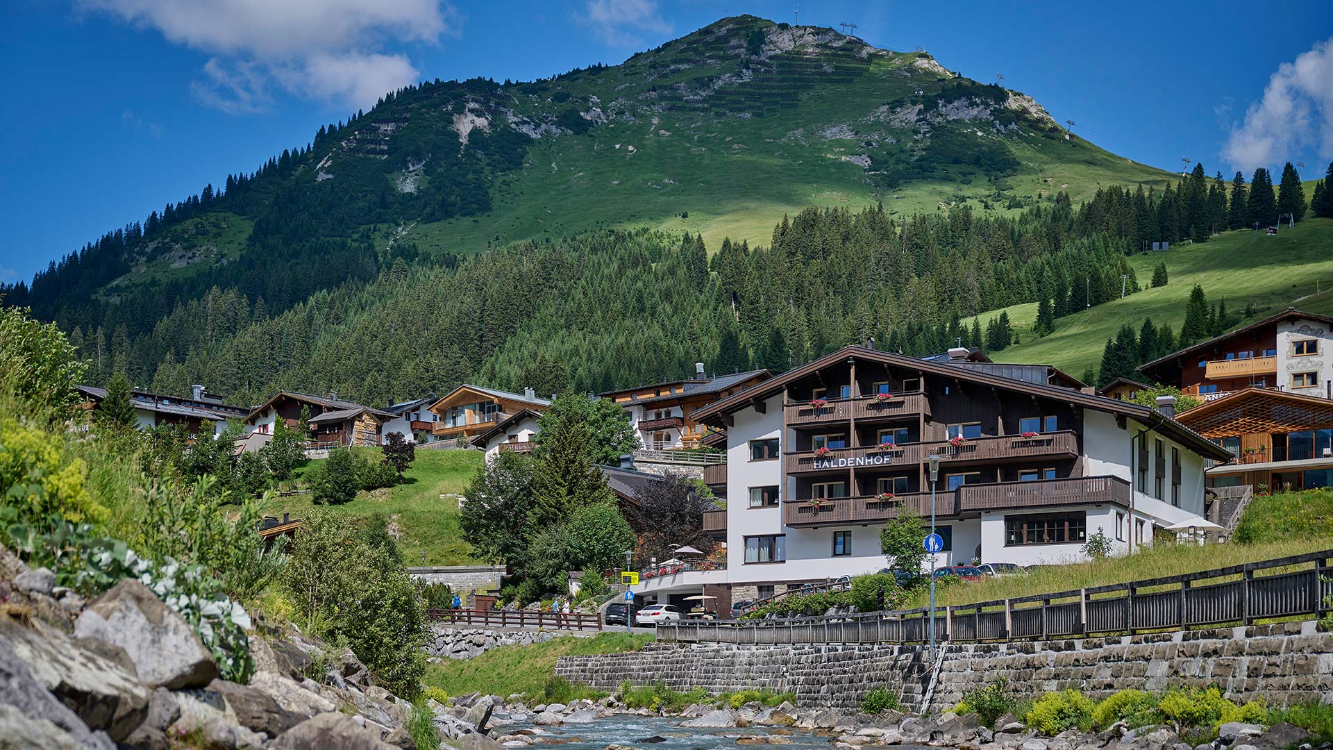 Hausansicht Hotel Haldenhof im Sommer in Lech am Arlberg